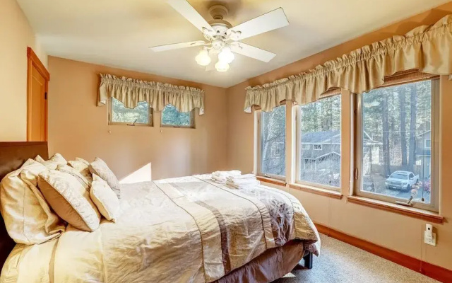 Stunning Forest Retreat - Walk to Upper Truckee River!