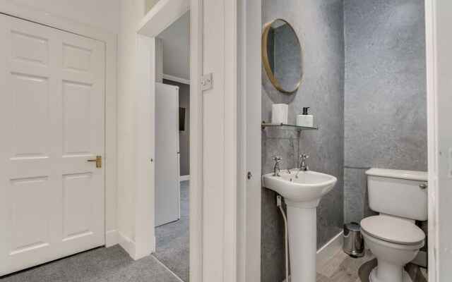 Garden Flat - Stylish - Modern Flat - Near Balloch