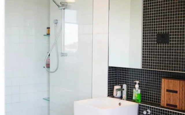 Modern 2 Bedroom Apartment With City Views