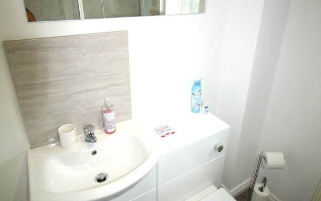 2 Bed House - Large Garden - Fully Refurbished