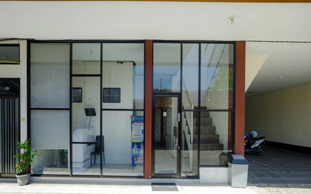 RedDoorz Syariah near Universitas Muhammadiyah Jember