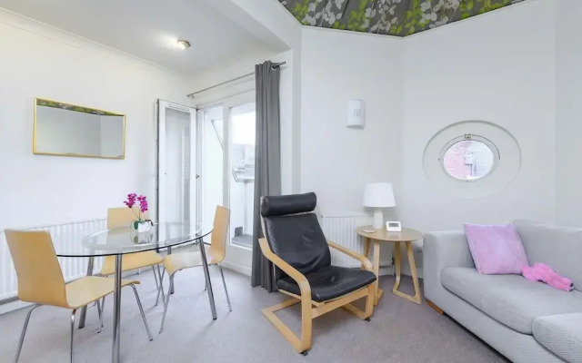 The Aristocrat - Fitzrovia - by Frankie Says