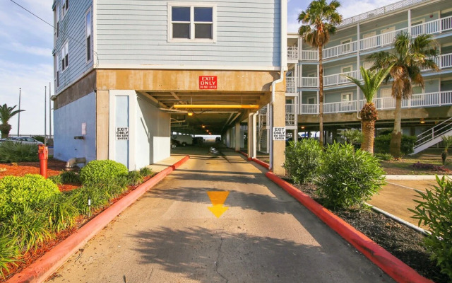 Seascape 1214 Studio Bedroom Condo by RedAwning