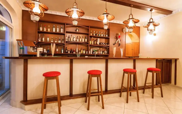 Alykes Park Bungalows & Apt