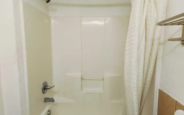 Deluxe Inn & Suites