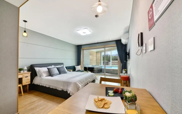 Sokcho Lasso Pool Villa Pension