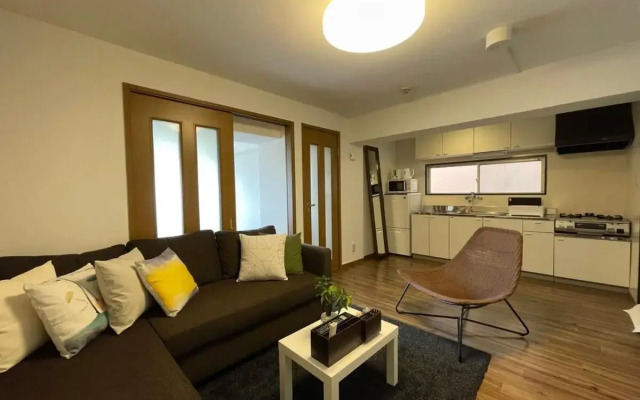 2BR good for 6PPL overlooking Peace Park with WIFI!