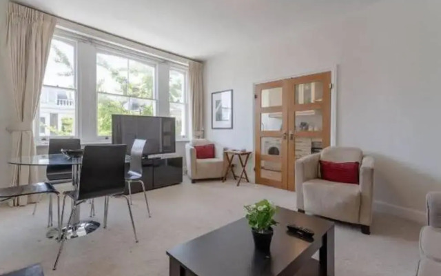 Elegant 2 Bedroom Earls Court Apartment