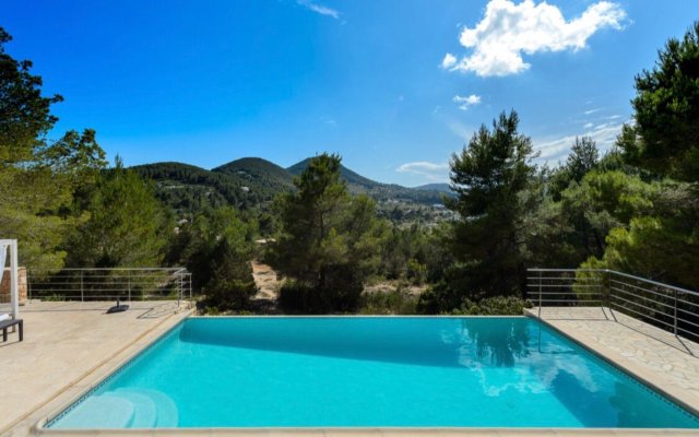 Detached villa in Ibiza with great views of the hills and jacuzzi