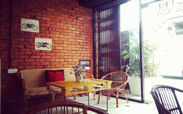 Monkey Motel & Café