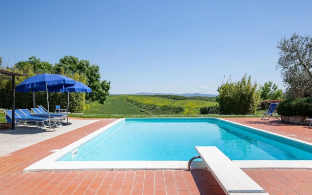 Apartment With Swimming Pool