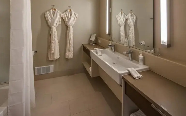 Island Inn at 123 West