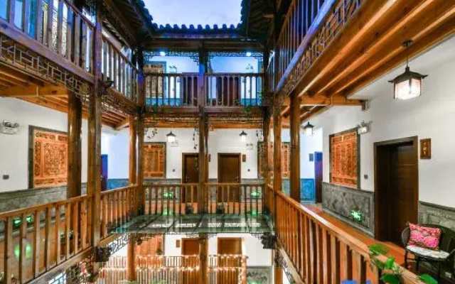 Wutongshu·Lush Mountain Retreat Timber Nook (Dali Ancient City Branch)