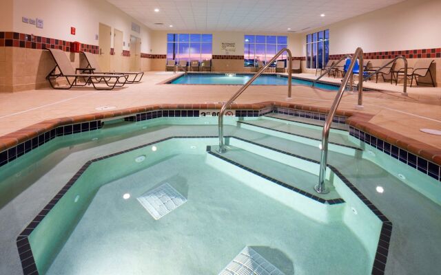 Hampton Inn & Suites Minot Airport