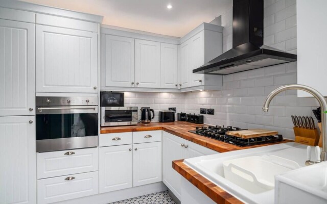 Classic Designer Beautiful 1 Bed Home With Parking