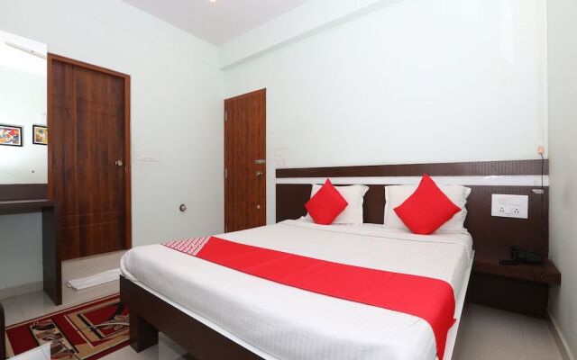 OYO 15725 Golden Residency