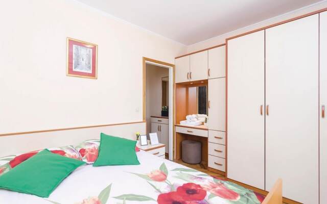 Nice Home in Mokosica With Wifi and 6 Bedrooms