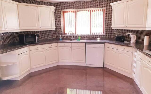 Lovely 4-bed , 3 Bath Villa in Bolton, Manchester