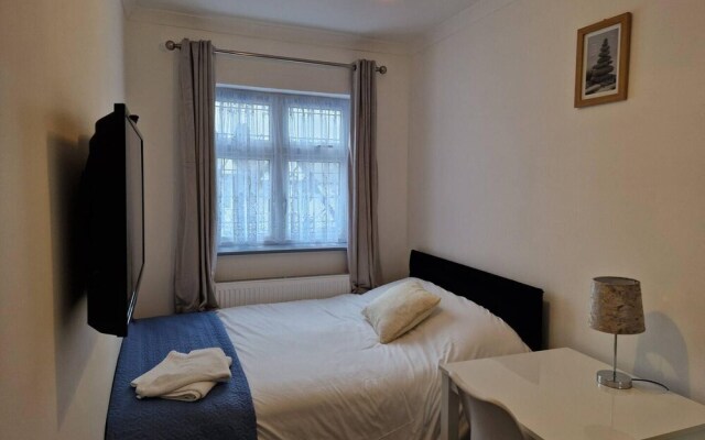 Captivating 2-bed Apartment in Ilford