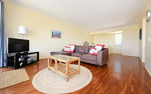 Sunbright 2/5 Petrel Street