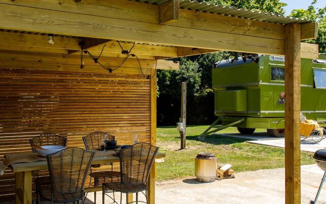 The Showman s Carriage King Bed Close to Beach