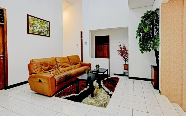 OYO 90497 Navaya Guest House