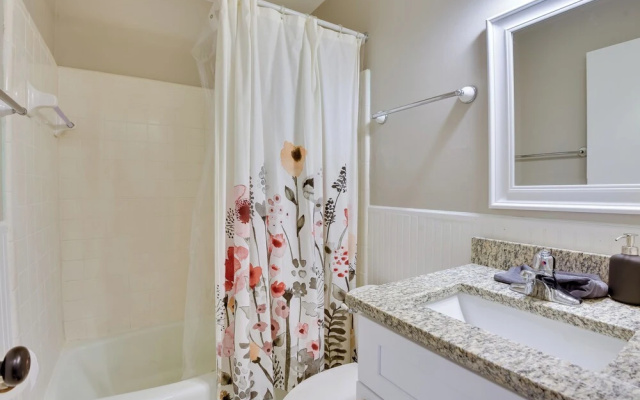 3 Mi to Riverwalk: Pet-friendly Home w/ Yard!