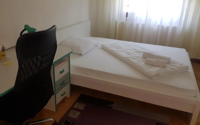 Slatka sobica za dvoje sa upotrebom zajednicke kuhinje i kupaonice