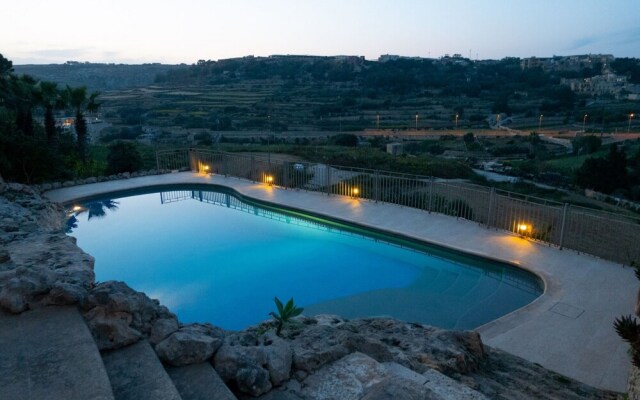 Villeleynah Amazing Gozitan Villa + Pool