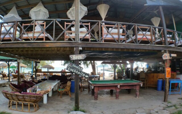 Footprints Beach Hostel  Bungalows