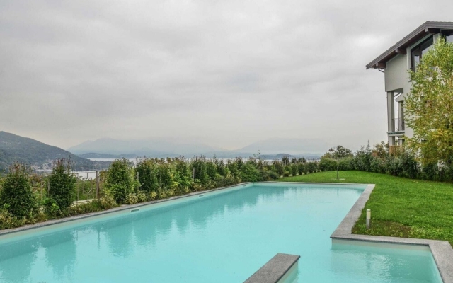 Lakeside Flat With Swimming Pool and air Conditioning