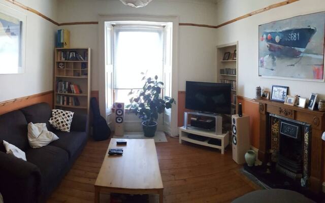 Spacious 2 Bedroom Victorian Apartment Near Leith