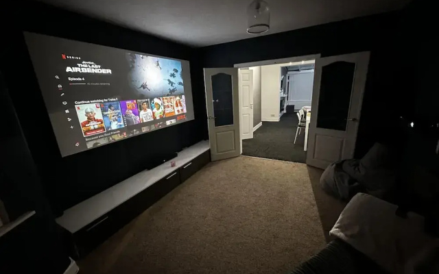 3 bed House in Blackpool With Cinema & hot tub