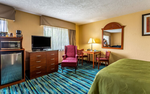 Quality Inn & Suites Farmington