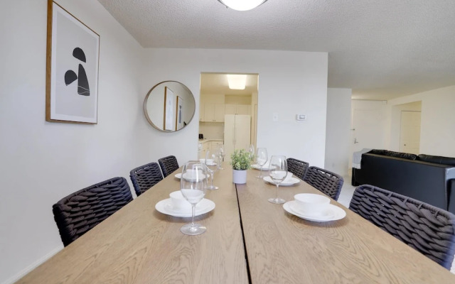 Charming Elegance Crystal City Apartment
