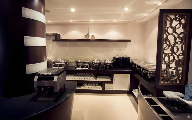 Royal Reve Hotel