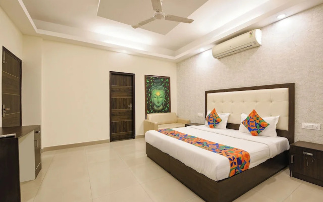 FabHotel Harnoor House - Gold Souk Mall