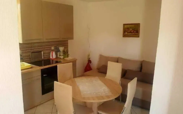 Simple Apartment a3 for 5 Guests in Vrvari, Close to the Beach - Apartment in Porec - Photo 2