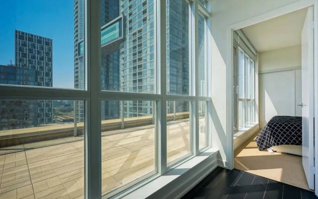 Hydewest - Capreol Luxury Furnished Penthouse Apartment