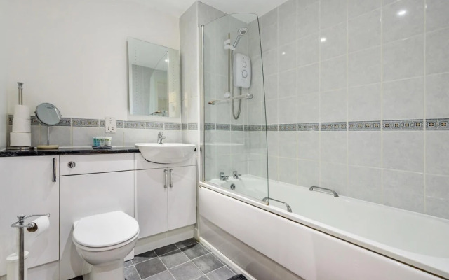 Stylish 2 Bedroom Apartment Central Exeter Parking on Site