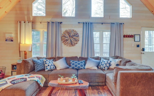 Family-friendly Cabin w/ Fire Pit in Pocono Lake!