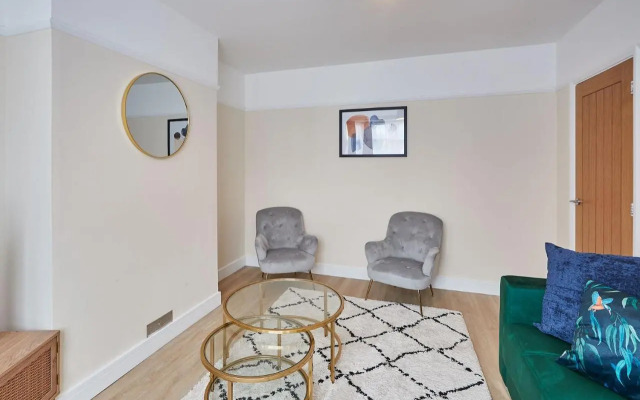 Elfleda Stay - Modern 5 Bedroom House with Parking