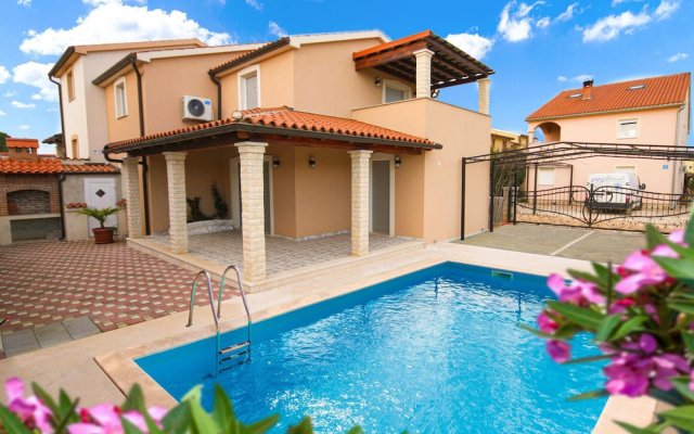 Amazing Home in Fazana With 4 Bedrooms, Wifi and Outdoor Swimming Pool