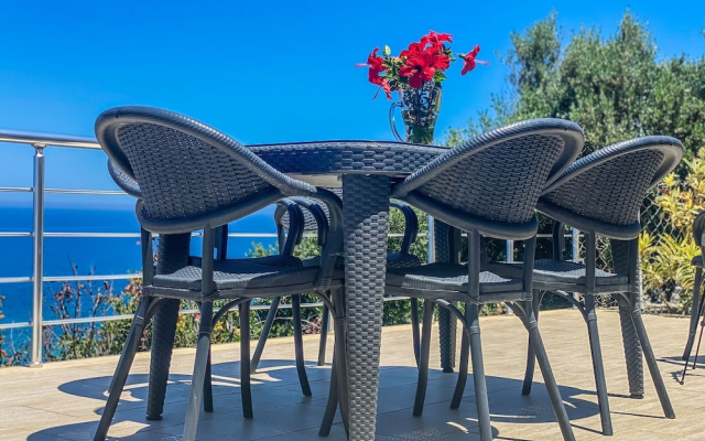 Sea Cliff Villa, 4 Beds, Sleeps 2- 8, Free Wifi,