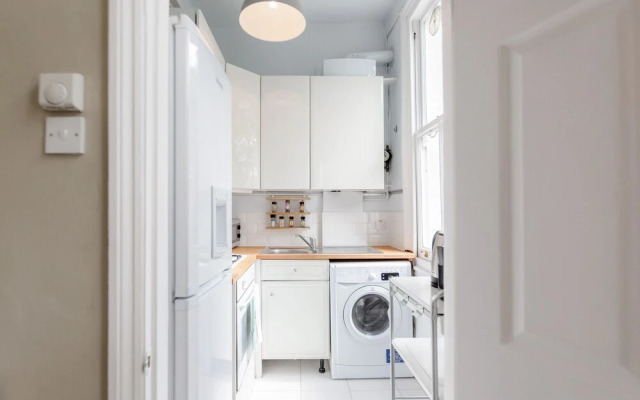 Earls Court Apartments by BaseToGo