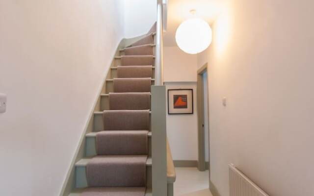 Modern and Luxurious House Close to Central London