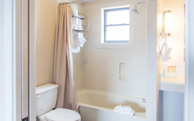 Vineyard Court Designer Suites Hotel