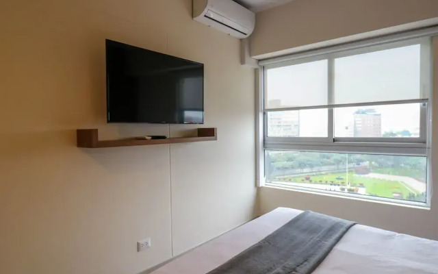 w Majestic 2BR w Modern Balcony in Miraflores