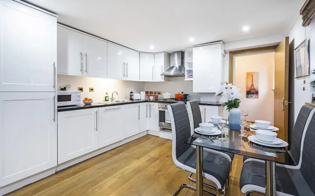 Stunning Light Filled 2 Bed Apartment + Parking Sleeps 7