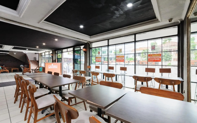 RedDoorz Plus near RSCM Jakarta